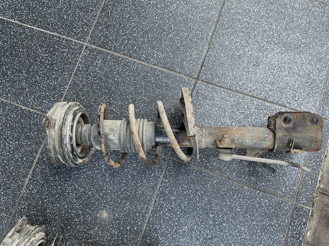 Передний правый амортизатор 54302AX626 NISSAN