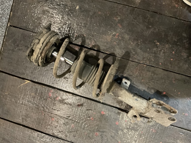Амортизатор подвески передний левый 543039U025 NISSAN
