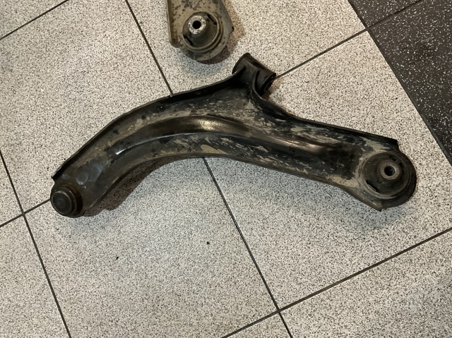 Передний нижний рычаг 54500BC41A NISSAN