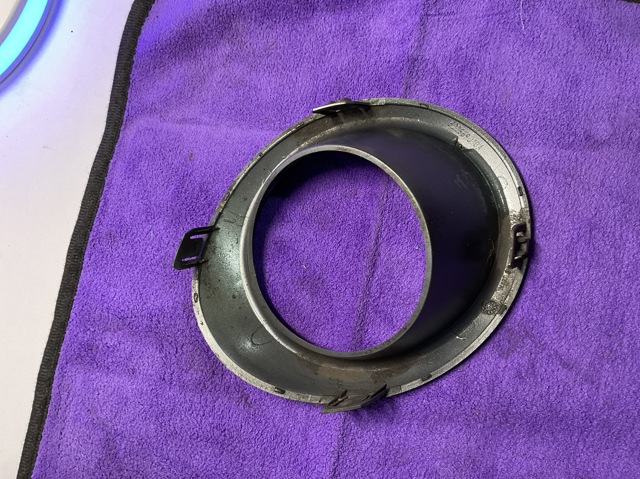 NISSAN 622569U10A Ободок (окантовка) фары противотуманной правой в наличии Полтава