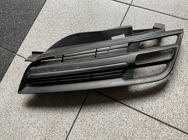 Решетка радиатора левая 62330AX600 NISSAN