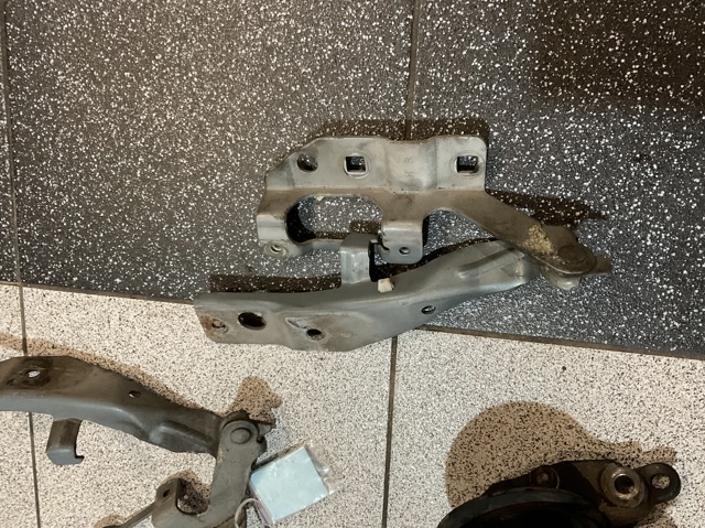Петля капота, правая 654008H300 NISSAN
