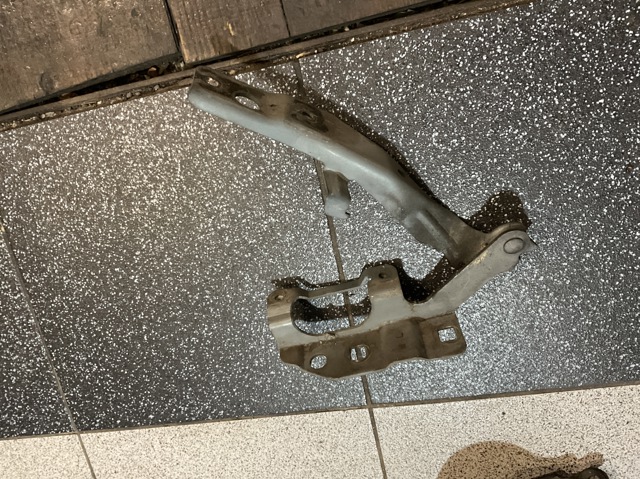 Шарнир капота левый 654018H300 NISSAN