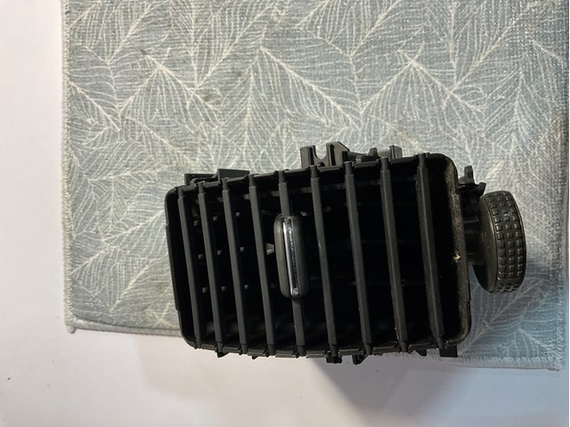 Решетка воздуховода левая 68761EB301 NISSAN