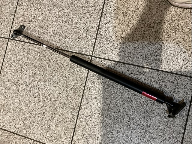 Амортизатор двери багажника 6895049185 TOYOTA