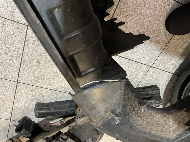 Воздуховод радиатора 6H5217F017BC LAND ROVER