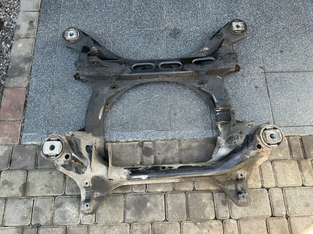Крабобалка передней подвески 7L0400025 VAG