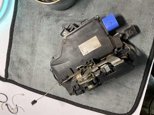 Замок задней двери, правой 7L0839016B VAG