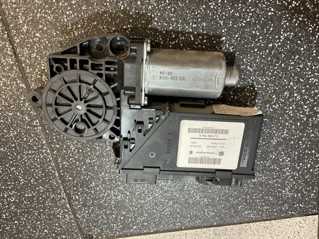 Мотор стеклоподъемника двери задней, правой 7L0959794A VAG