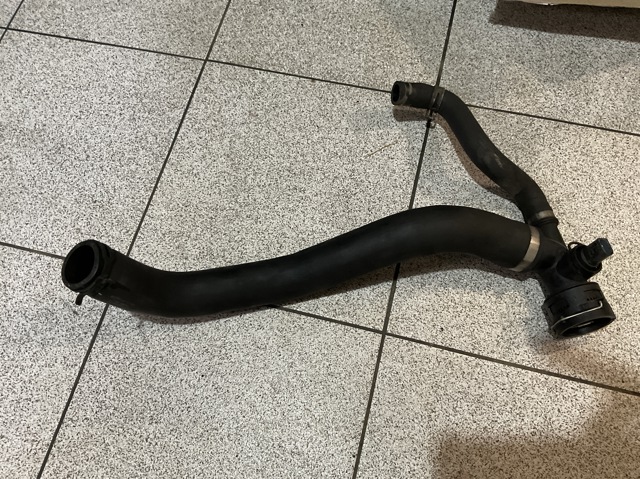 Патрубок радиатора охлаждения нижний 7L6122051 VAG