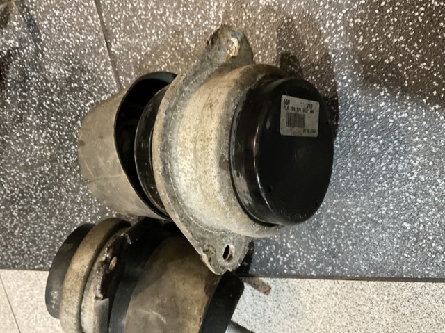 Опора двигателя, левая/правая 7L6199131 VAG