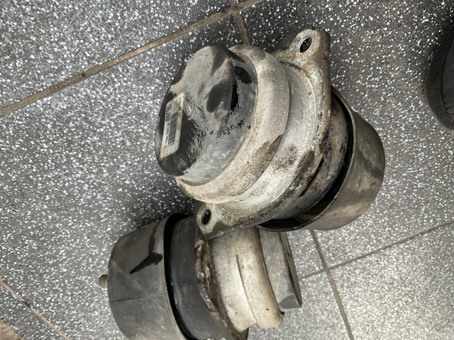Подушка двигателя левая/правая 7L6199131C VAG