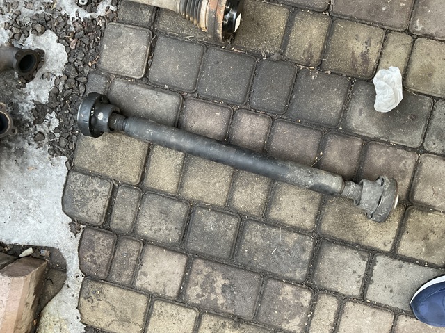 Вал карданный к переднему мосту 7L6521101C VAG