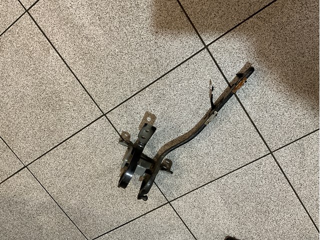 Детали багажника (петли и упор крышки) 7L6827302C VAG