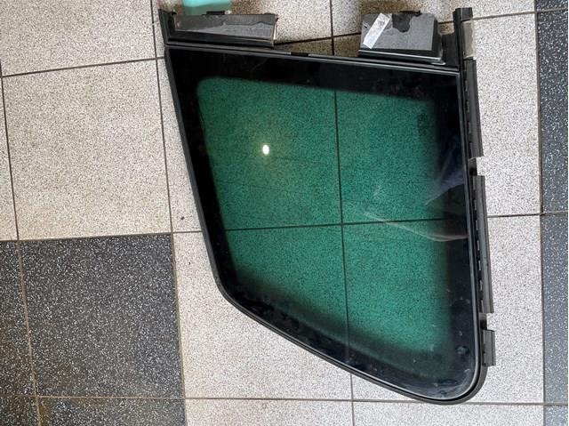 Стекло багажного отсека, правое 7L6845298 VAG
