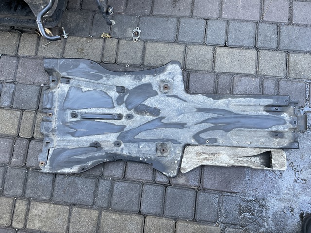 VAG 7P6825231C Защита днища, средняя часть в наличии Киев