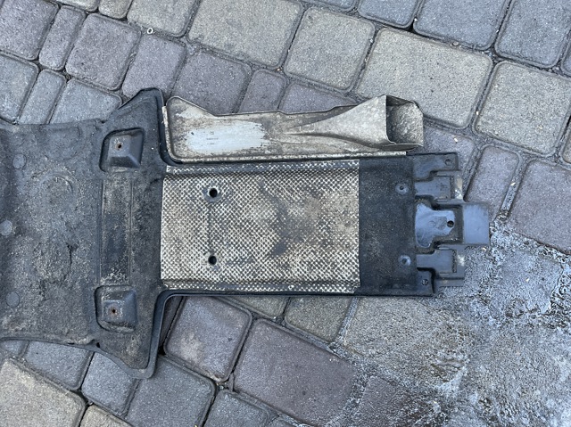 7P6825231C Защита днища, средняя часть купить Сумы