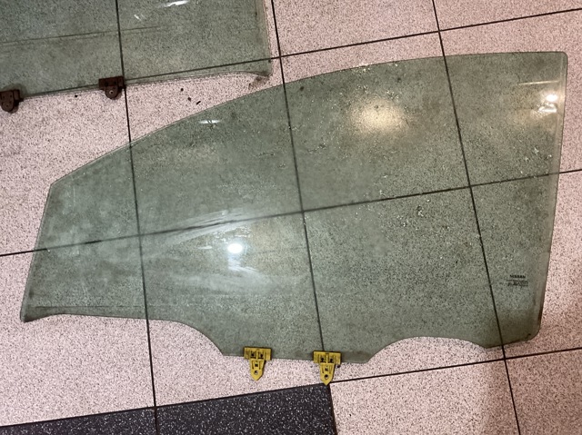 Стекло передней двери, левой 803019U000 NISSAN