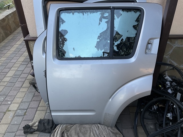 Задняя левая дверь 82101EB330 NISSAN