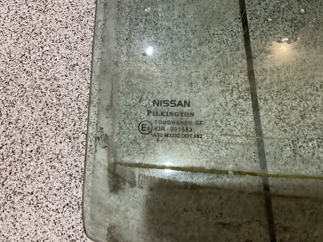 823009U000 Стекло двери задней правой купить Черновцы