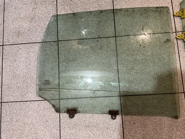 Стекло задней двери, правой 823009U000 NISSAN