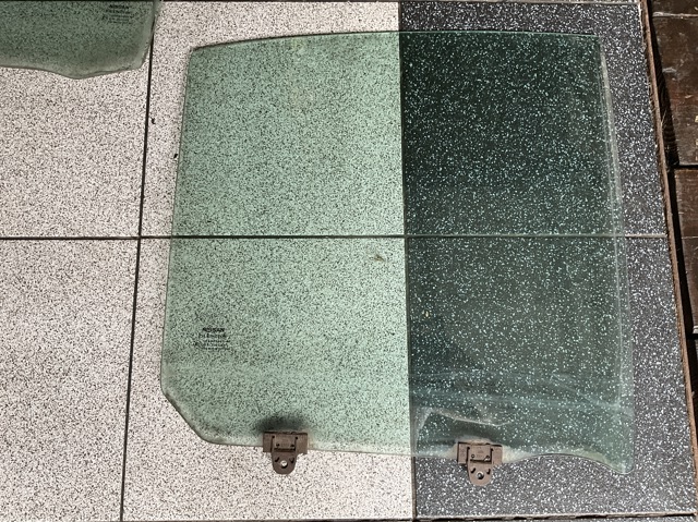 Стекло задней правой двери 82300AX105 NISSAN