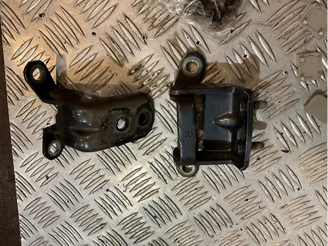 Петля задней правой двери 82400EA00A NISSAN