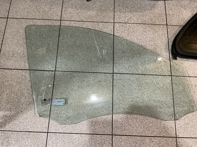 Стекло двери передней правой 824213E010 HYUNDAI