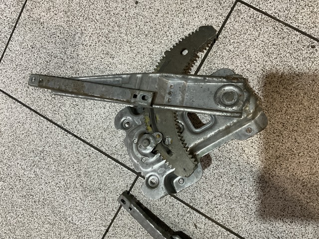 Стеклоподъемник задней правой двери 82720AX110 NISSAN