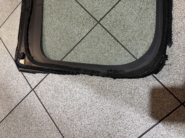 833008H501 NISSAN Стекло кузова (багажного отсека) правое купить в Каменское