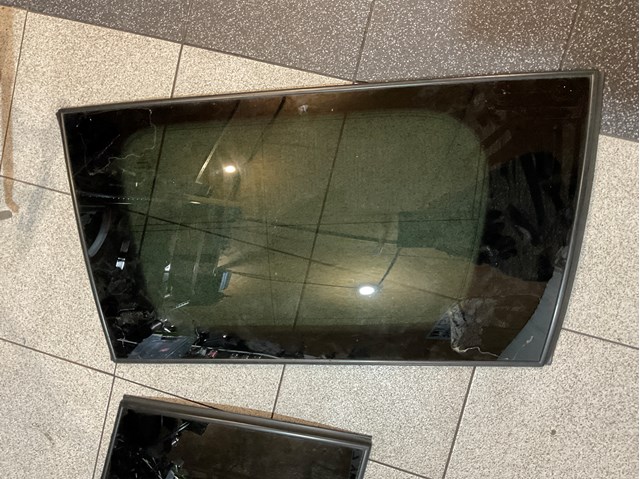 Стукло багажника, правое 83306EB305 NISSAN