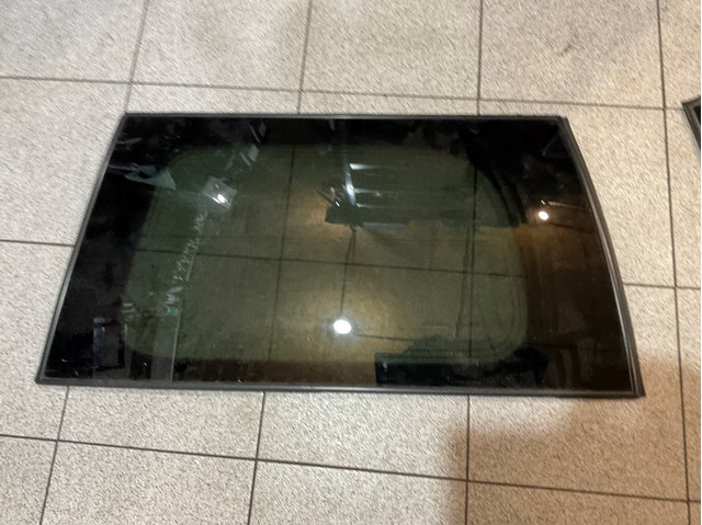 Стекло багажника, левое 83307EB305 NISSAN