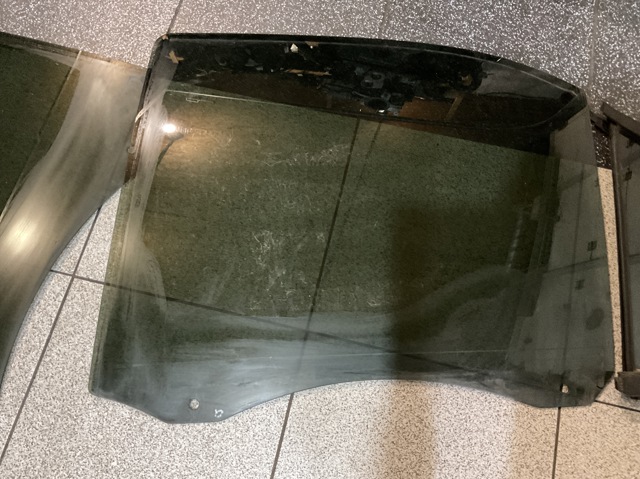 Стекло задней двери, левой 834113E010 HYUNDAI