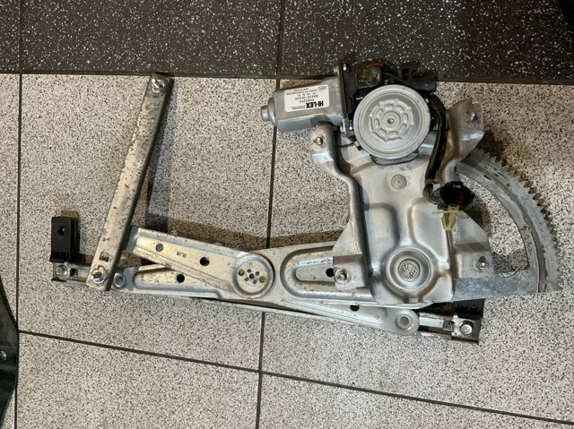 Мотор стеклоподъемника двери задней, левой 834503E000 HYUNDAI