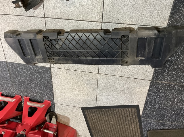 Кронштейн бампера заднего, центральный 85222EB310 NISSAN