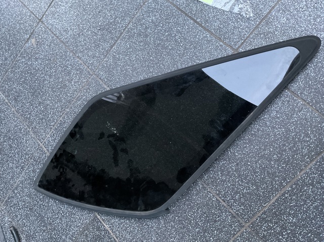Стекло багажного отсека, левое 878103E000 HYUNDAI