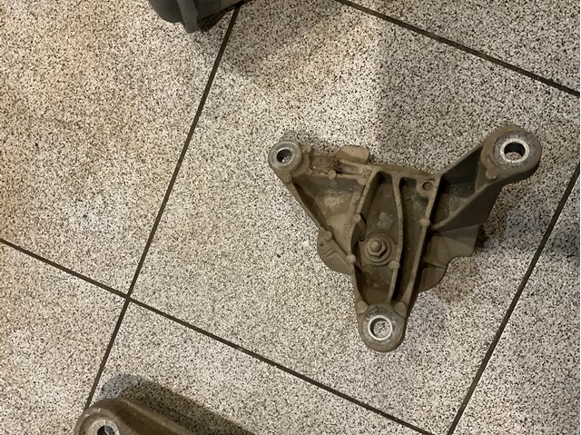 8K0399115R VAG Кронштейн подушки КПП купить в Ровно