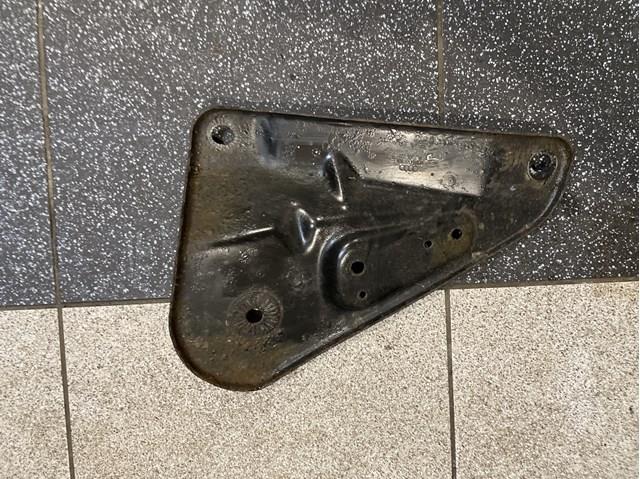 Кронштейн задней балки 8K0505220E VAG