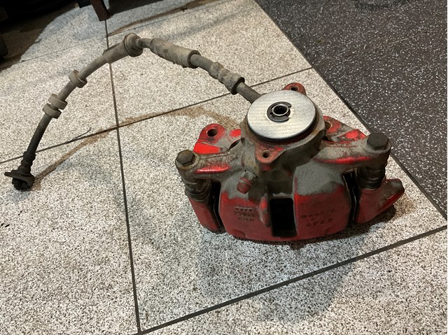 Задний правый суппорт 8K0615404E VAG