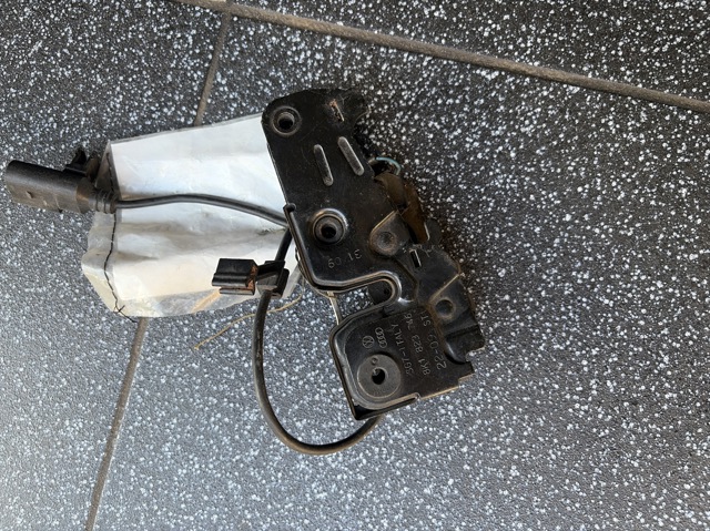 Замок крышки капота 8K0823509A VAG