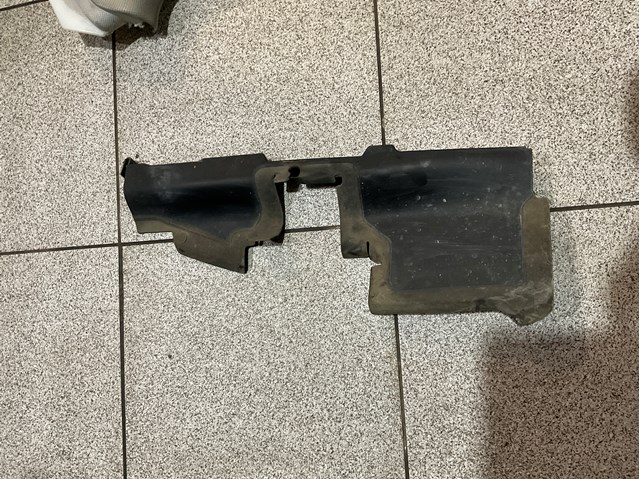 8P0121284E VAG Правый дефлектор радиатора купить в Киев