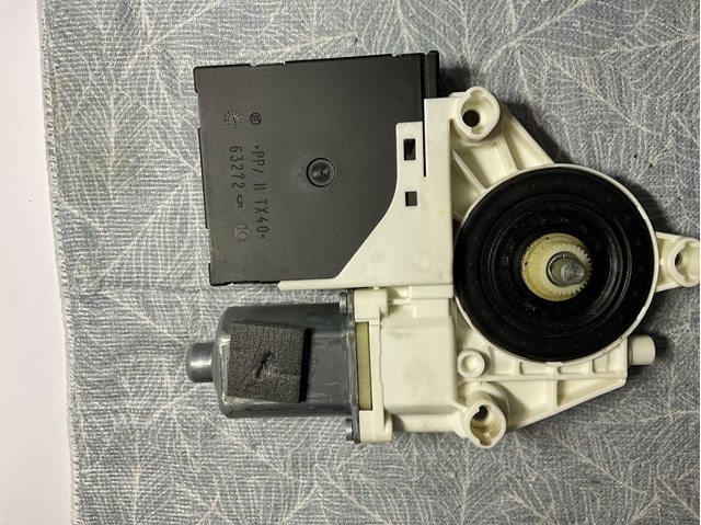VAG 8P0959802P Мотор стеклоподъемника двери передней правой в наличии Украина