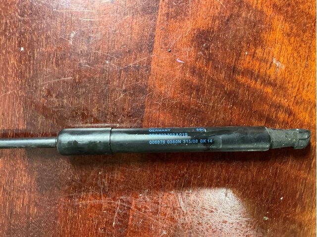 Стойка капота 8R0823359A01S VAG