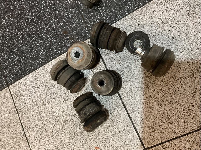 Подушка рамы (крепления кузова) 95510EB301 NISSAN