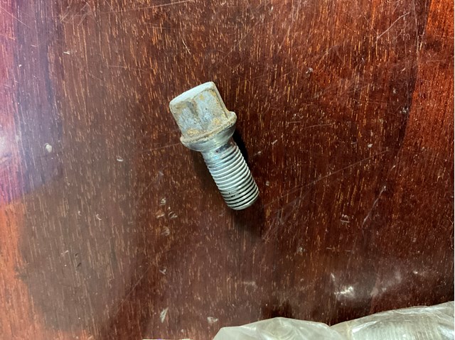 Болт колеса A0009904907 MERCEDES