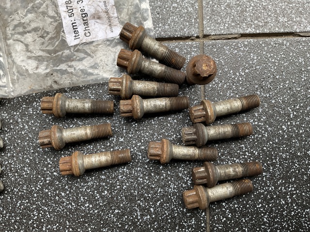 Болт колеса A0009905407 MERCEDES