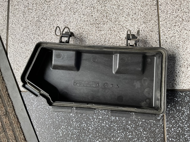 Крышка блока предохранителей A1645400782 MERCEDES