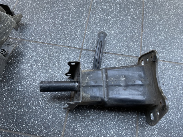 Кронштейн усилителя переднего бампера A1646202031 MERCEDES