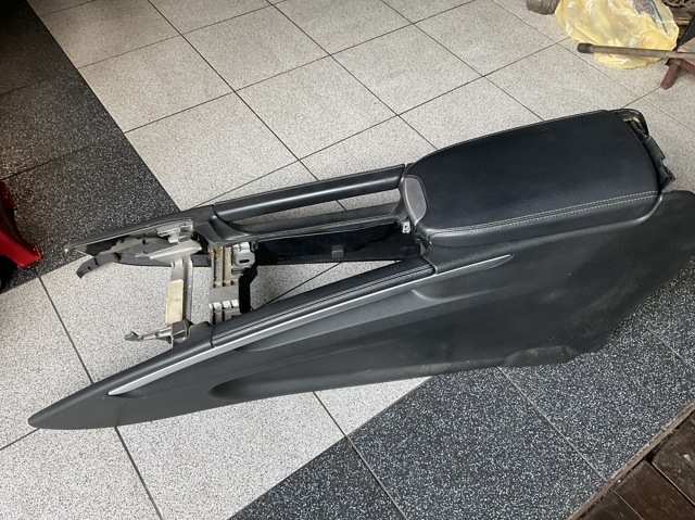 Центральная консоль торпеды A16468010529D84 MERCEDES