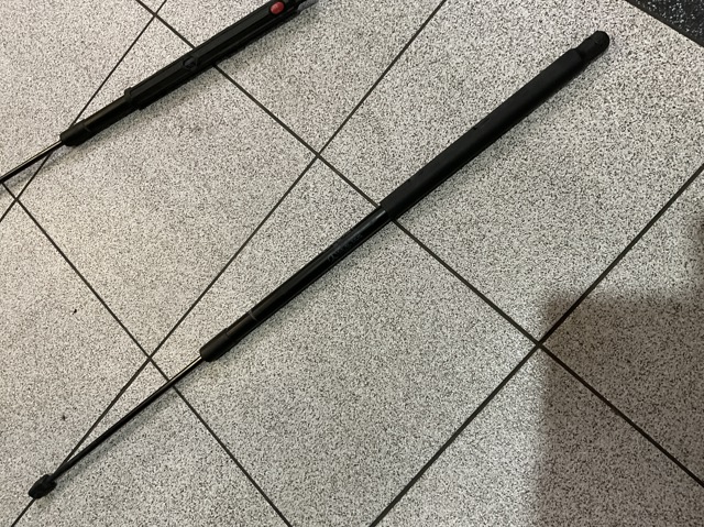 Амортизатор капота правый A1648800129 MERCEDES